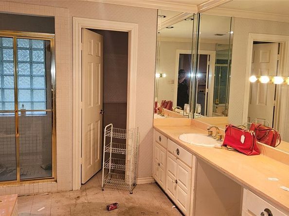 1809  Burton Hill Road , Fort Worth Texas 76107