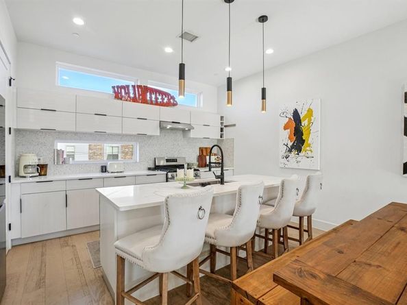 145 N Henderson Avenue  102, Dallas Texas 75214