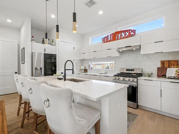 145 N Henderson Avenue  102, Dallas Texas 75214