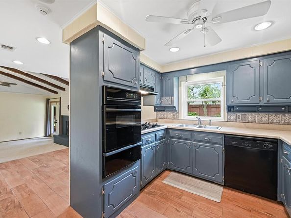 2105  Rockmoor Drive , Edgecliff Village Texas 76134