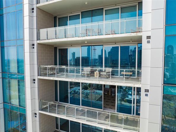 3130 N Harwood Street  2006, Dallas Texas 75201