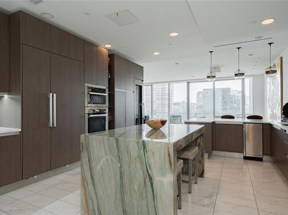 3130 N Harwood Street  2006, Dallas Texas 75201