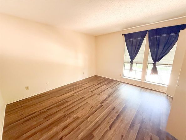 15221  Berry Trail   106, Dallas Texas 75248