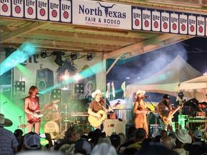 2712  Glasgow Way , Denton Texas 76207