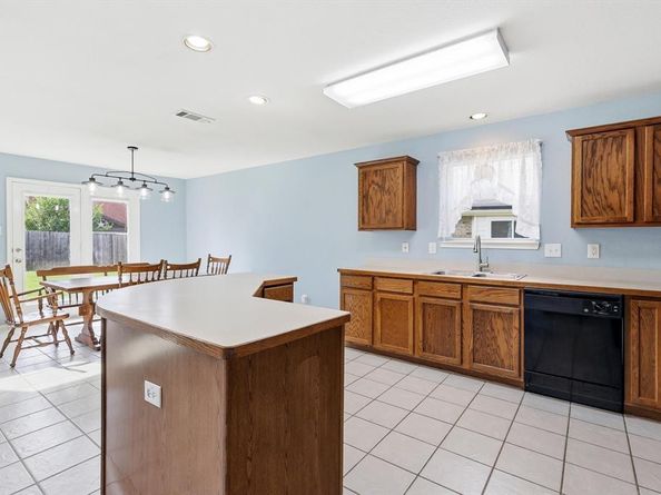 1703  Wolf Creek Drive , Arlington Texas 76018