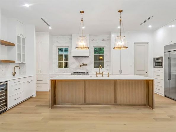 9034  Forest Hills Boulevard , Dallas Texas 75218