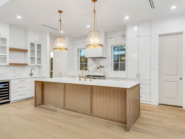 9034  Forest Hills Boulevard , Dallas Texas 75218