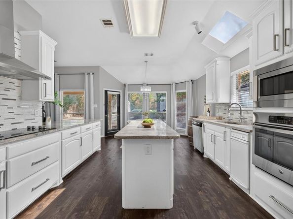 1102  Hartman Court , Arlington Texas 76006