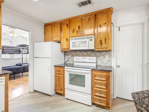 1107  Port Au Prince Drive , Arlington Texas 76012