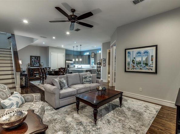 2111  Albany Street , Dallas Texas 75201