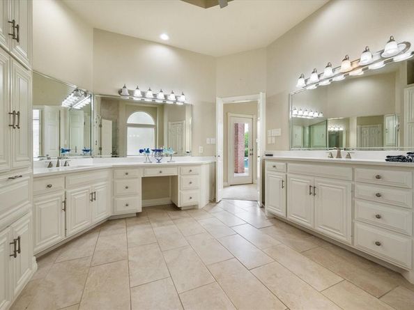 900  Riviera Drive , Mansfield Texas 76063