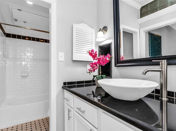 3105  San Jacinto Street  212, Dallas Texas 75204