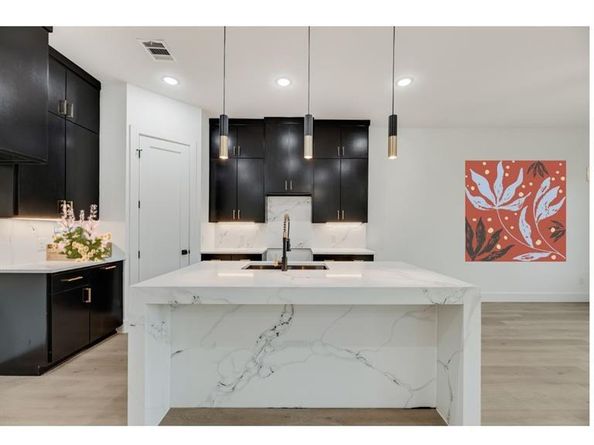 1651 E Overton Street , Dallas Texas 75216