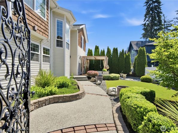 12832 NE 70th Place, Kirkland WA 98033