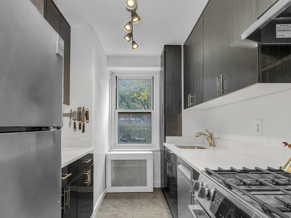 305 East 24th Street 4P, New York NY 10010