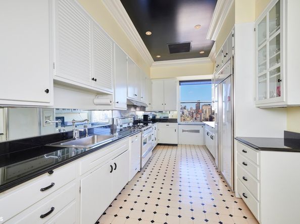 550 Park Avenue 16C, New York NY 10065