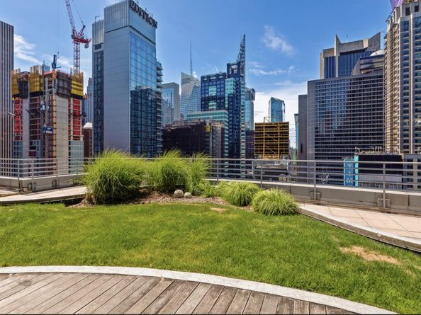 1600 Broadway 17E, New York NY 10019