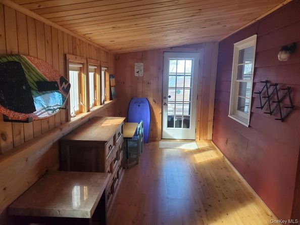 15 E Way Path, Baiting Hollow NY 11933