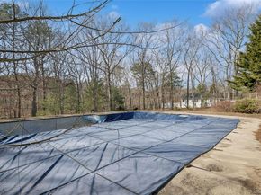 6 1st Avenue, Holtsville NY 11742