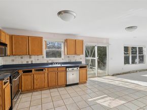 6 1st Avenue, Holtsville NY 11742