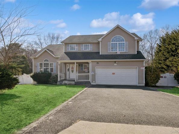 6 1st Avenue, Holtsville NY 11742