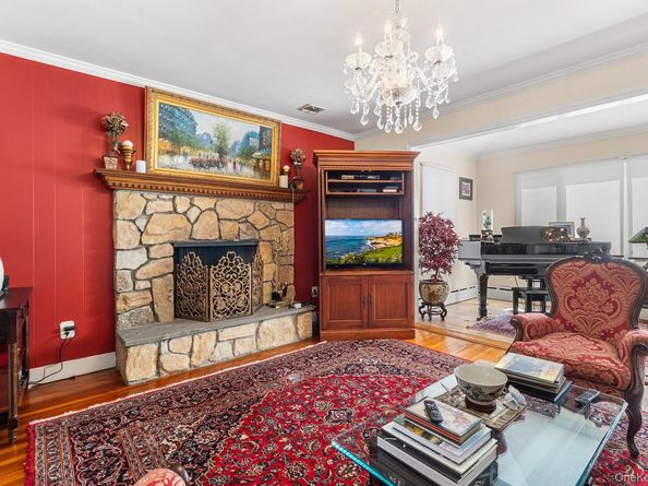46 Riggs Place, Locust Valley NY 11560