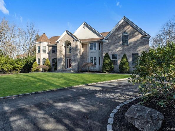 7 Pitch Pine Court, Northport NY 11768