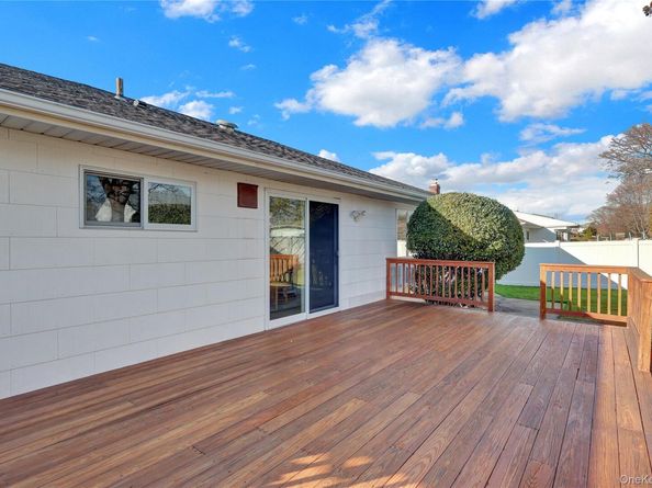 607 Saint George Avenue, North Babylon NY 11703