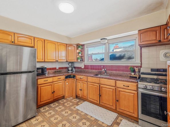 15007 85th Drive, Briarwood NY 11432