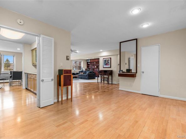 25 Chapel Place 2L, Great Neck NY 11021