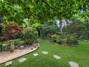 16 Deepdale Parkway, Roslyn Heights NY 11577