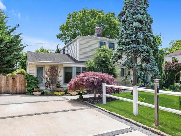 16 Deepdale Parkway, Roslyn Heights NY 11577
