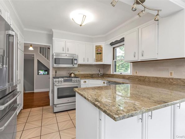 16 Deepdale Parkway, Roslyn Heights NY 11577