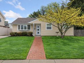22 Greenway Circle, Syosset NY 11791