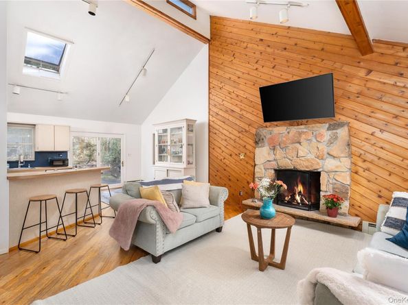 19 Florence Road, Hampton Bays NY 11946