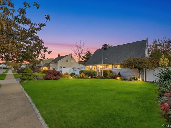 101 Constellation Road, Levittown NY 11756