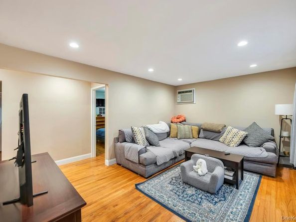 24 W Oak Street, Farmingdale NY 11735