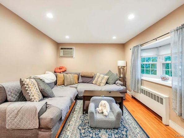 24 W Oak Street, Farmingdale NY 11735