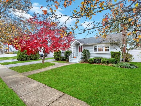 24 W Oak Street, Farmingdale NY 11735