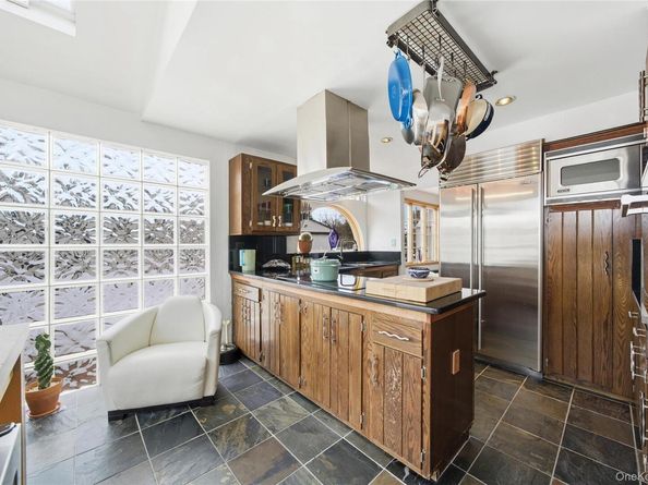 107 1st Place, Bellmore NY 11710