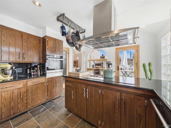 107 1st Place, Bellmore NY 11710