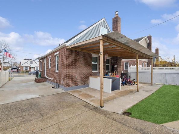 109 Caroline Avenue, Franklin Square NY 11010