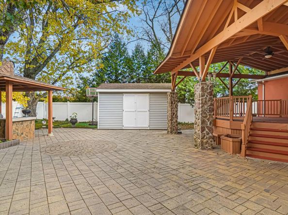 67 Royal Way, New Hyde Park NY 11040