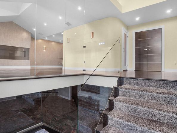 67 Royal Way, New Hyde Park NY 11040