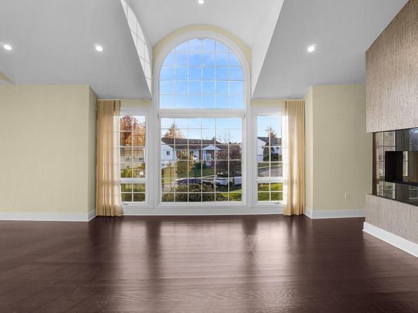 67 Royal Way, New Hyde Park NY 11040