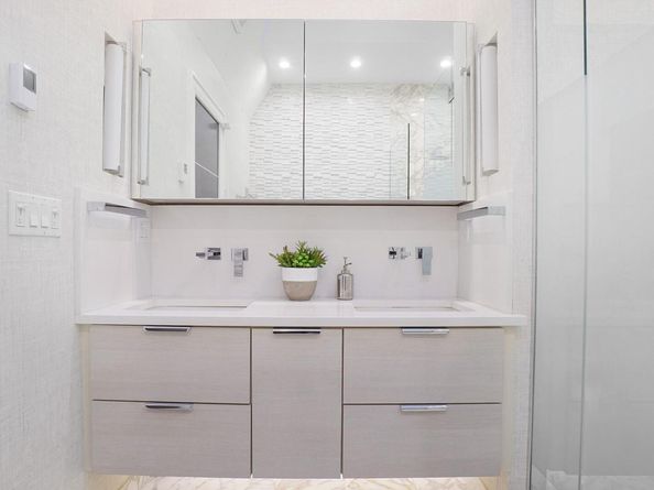 67 Royal Way, New Hyde Park NY 11040