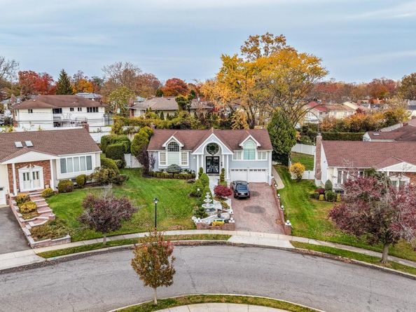 67 Royal Way, New Hyde Park NY 11040