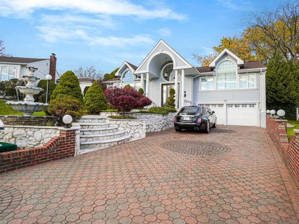 67 Royal Way, New Hyde Park NY 11040