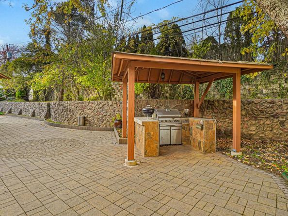 67 Royal Way, New Hyde Park NY 11040