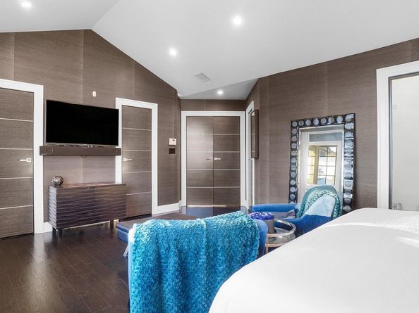 67 Royal Way, New Hyde Park NY 11040